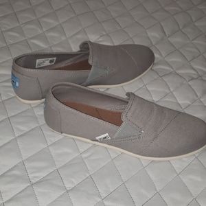 NWOT Tom's canvas shoe